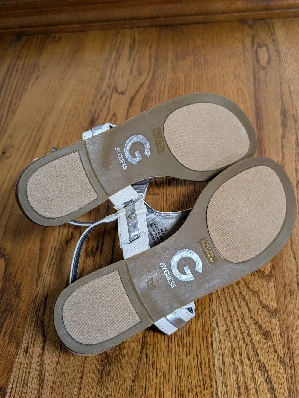 G by GUESS Lindsey White Silver Logo Thong Sandals Women’s Size 9.5